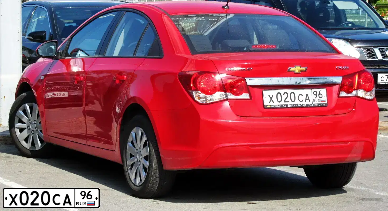 Фото автомобиля CHEVROLET CRUZE, 2013 — госномер Х020СА96. Цвет: Красный