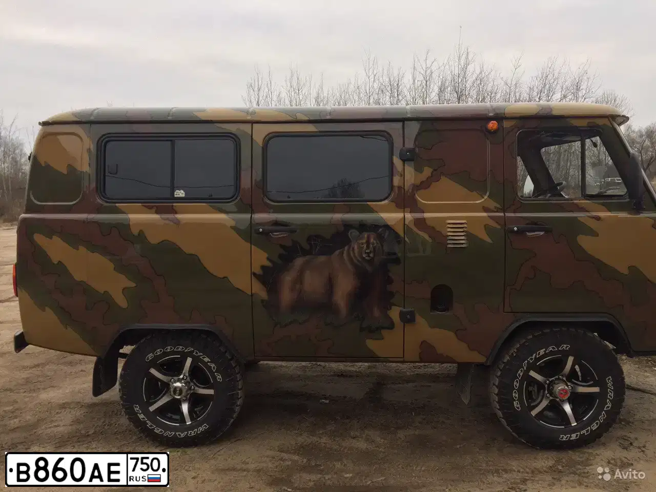 Фото автомобиля UAZ 3741, 2015 — госномер В860АЕ750. Цвет: ЖЕЛТО-ЗЕЛЕНЫЙ