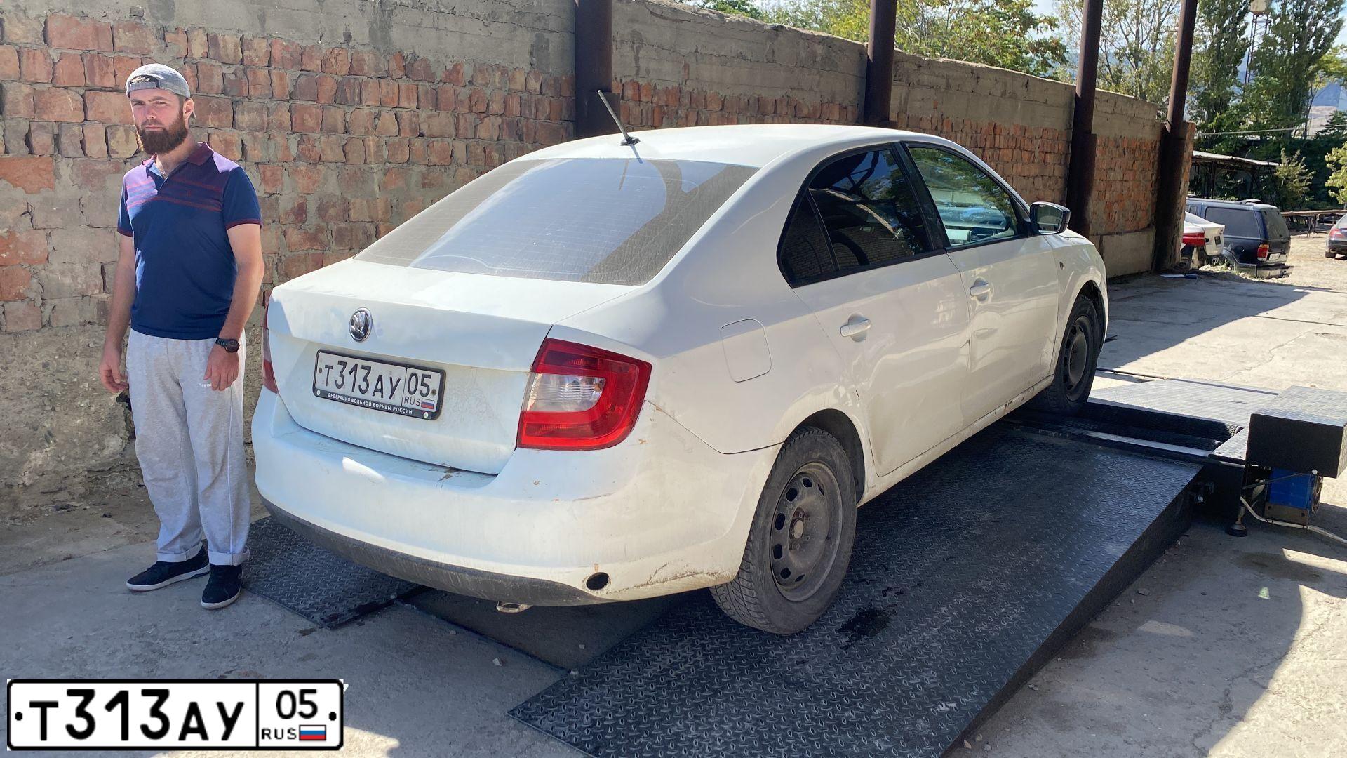 Фото автомобиля SKODA A RAPID, 2015 — госномер Т313АУ05. Цвет: БЕЛЫЙ