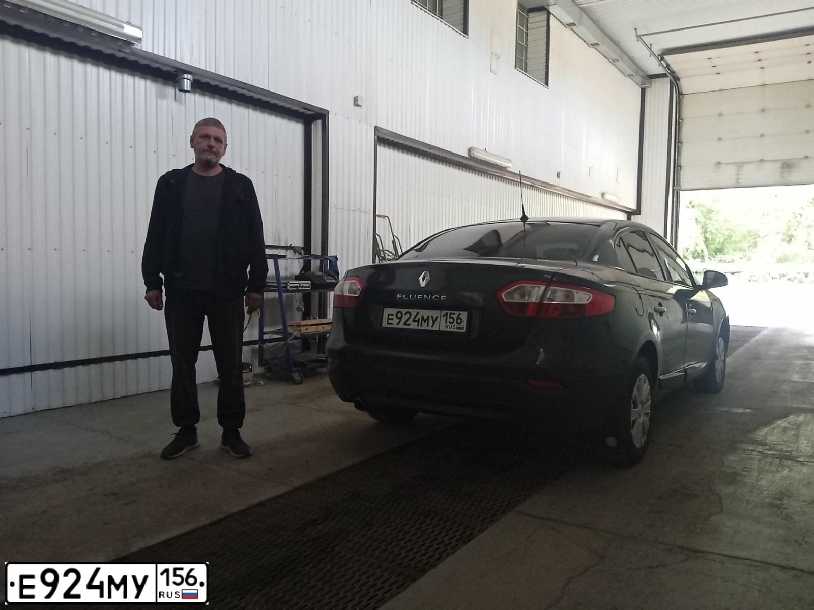 Фото автомобиля RENAULT FLUENCE, 2012 — госномер Е924МУ156. Цвет: ТЕМНО-СЕРЫЙ