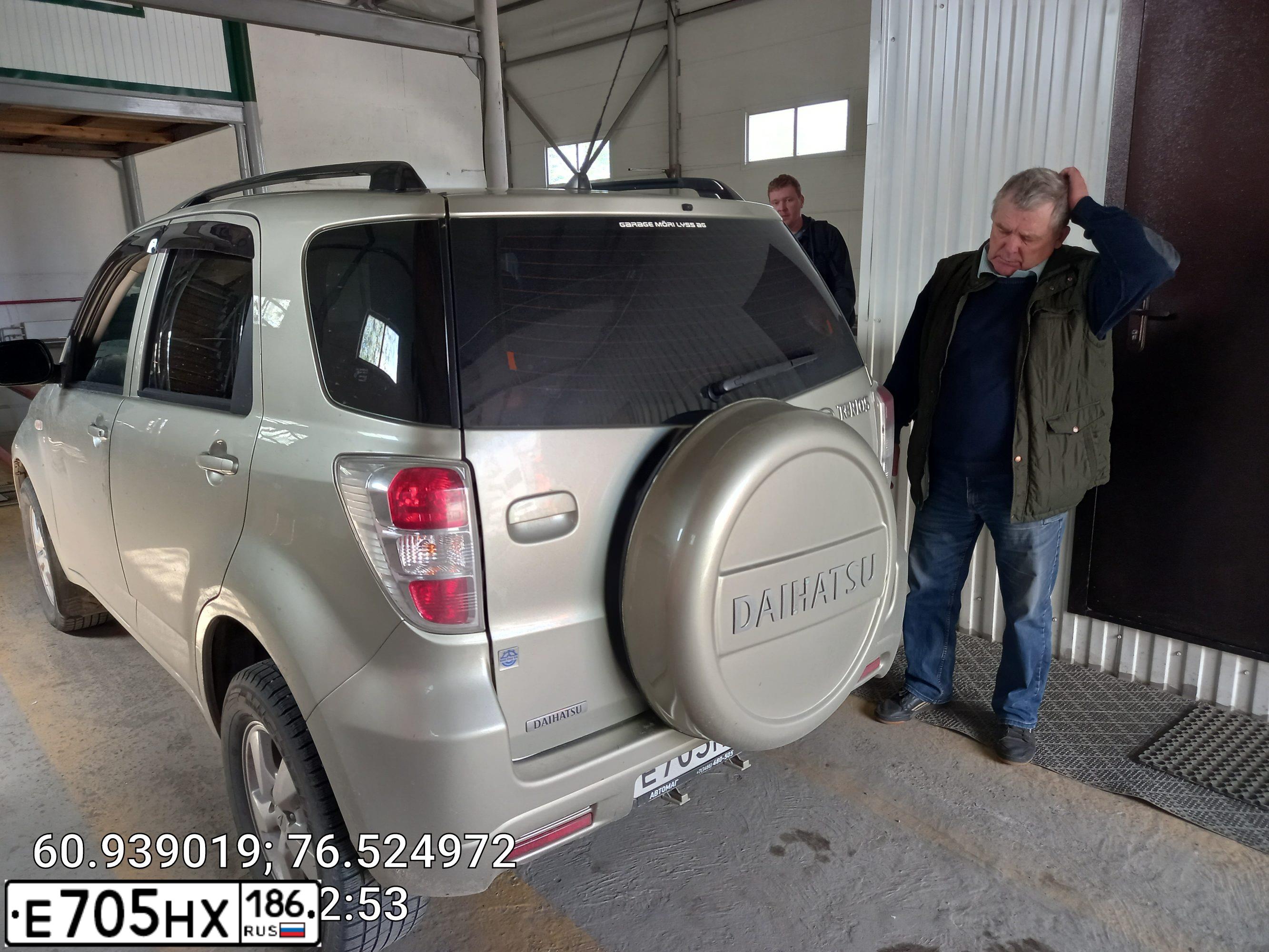 Фото автомобиля DAIHATSU TERIOS, 2009 — госномер Е705НХ186. Цвет: Коричневый