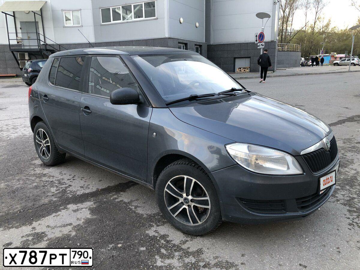 Фото автомобиля SKODA FABIA, 2010 — госномер Х787РТ790. Цвет: ТЕМНО-СЕРЫЙ