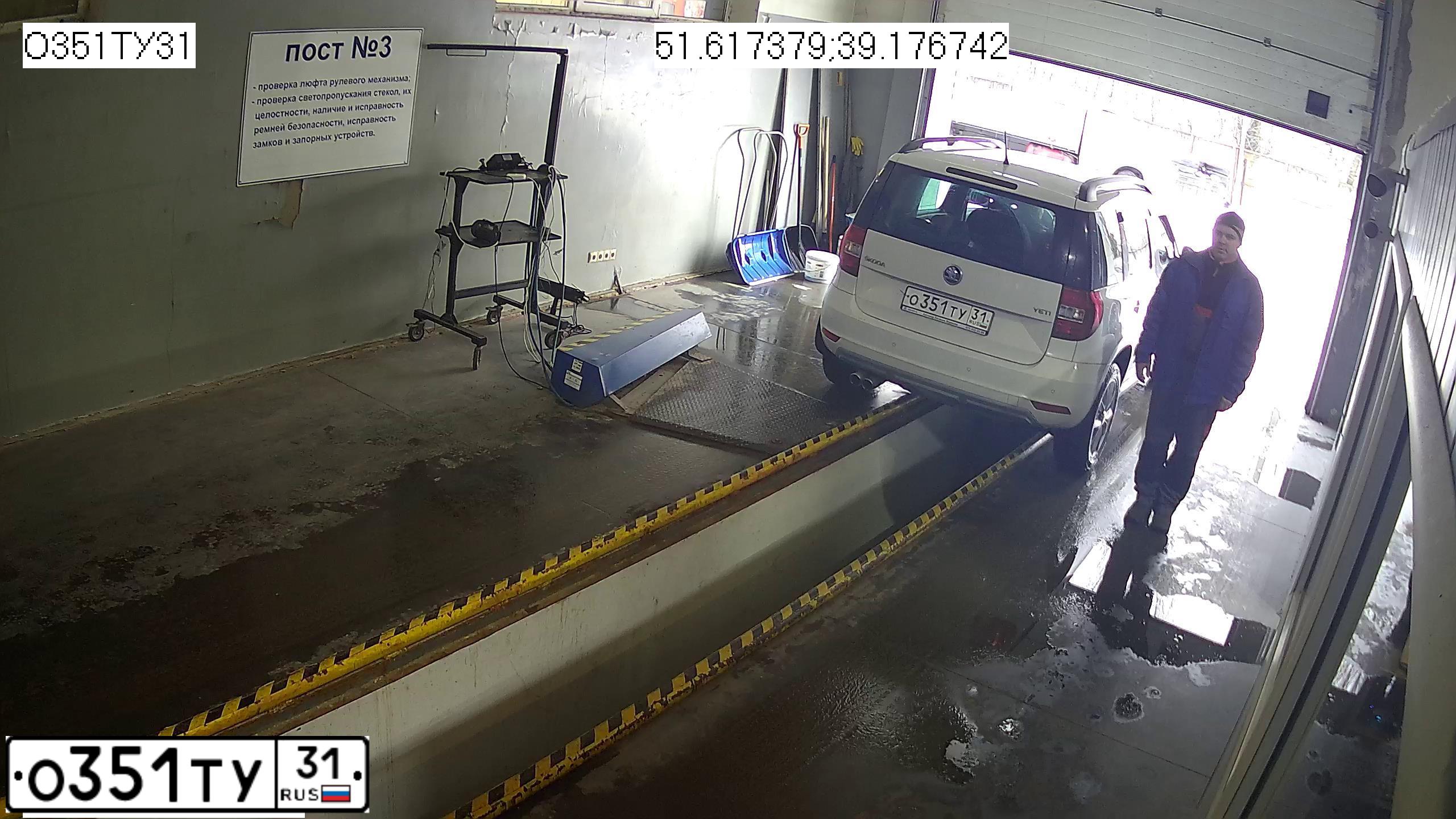 Фото автомобиля SKODA YETI, 2014 — госномер О351ТУ31. Цвет: Белый