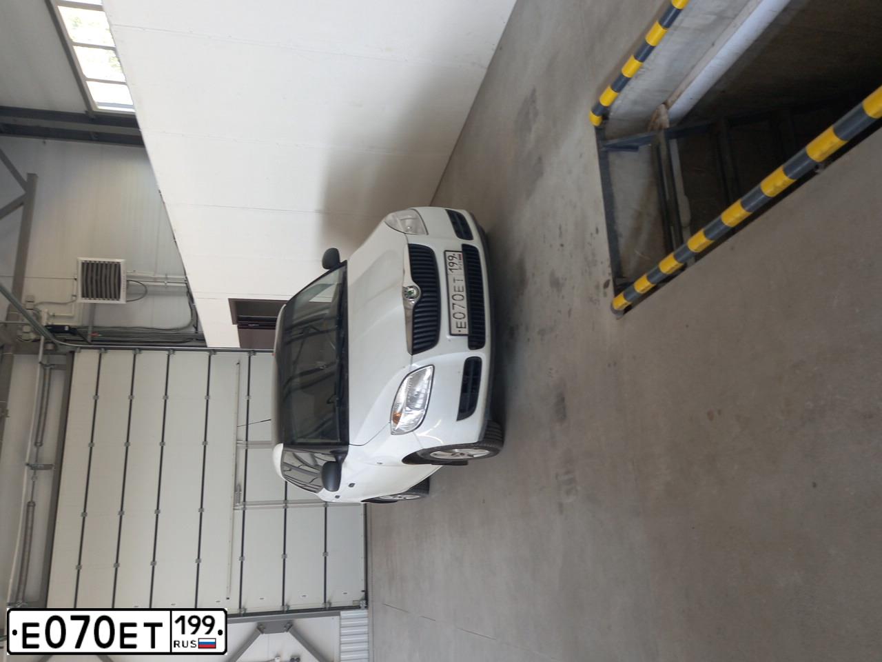 Фото автомобиля SKODA FABIA, 2008 — госномер Е070ЕТ199. Цвет: Белый