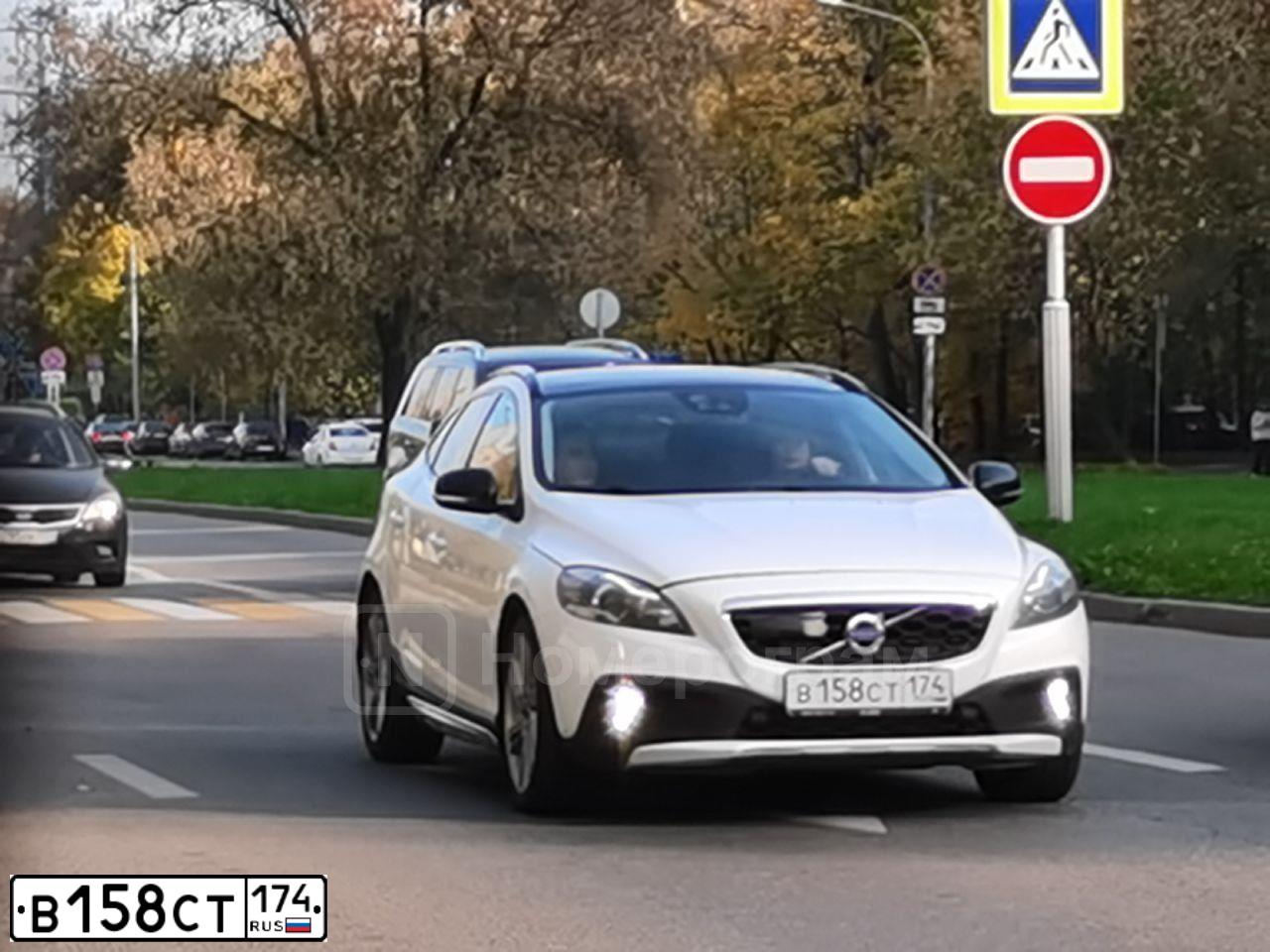 Фото автомобиля VOLVO V40, 2013 — госномер М727ХВ790. Цвет: ЖЕМЧУЖНО-БЕЛЫЙ