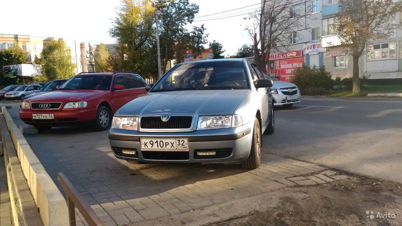 Фото автомобиля AUDI A6, 1996 — госномер М727КВ32. Цвет: КРАСНЫЙ
