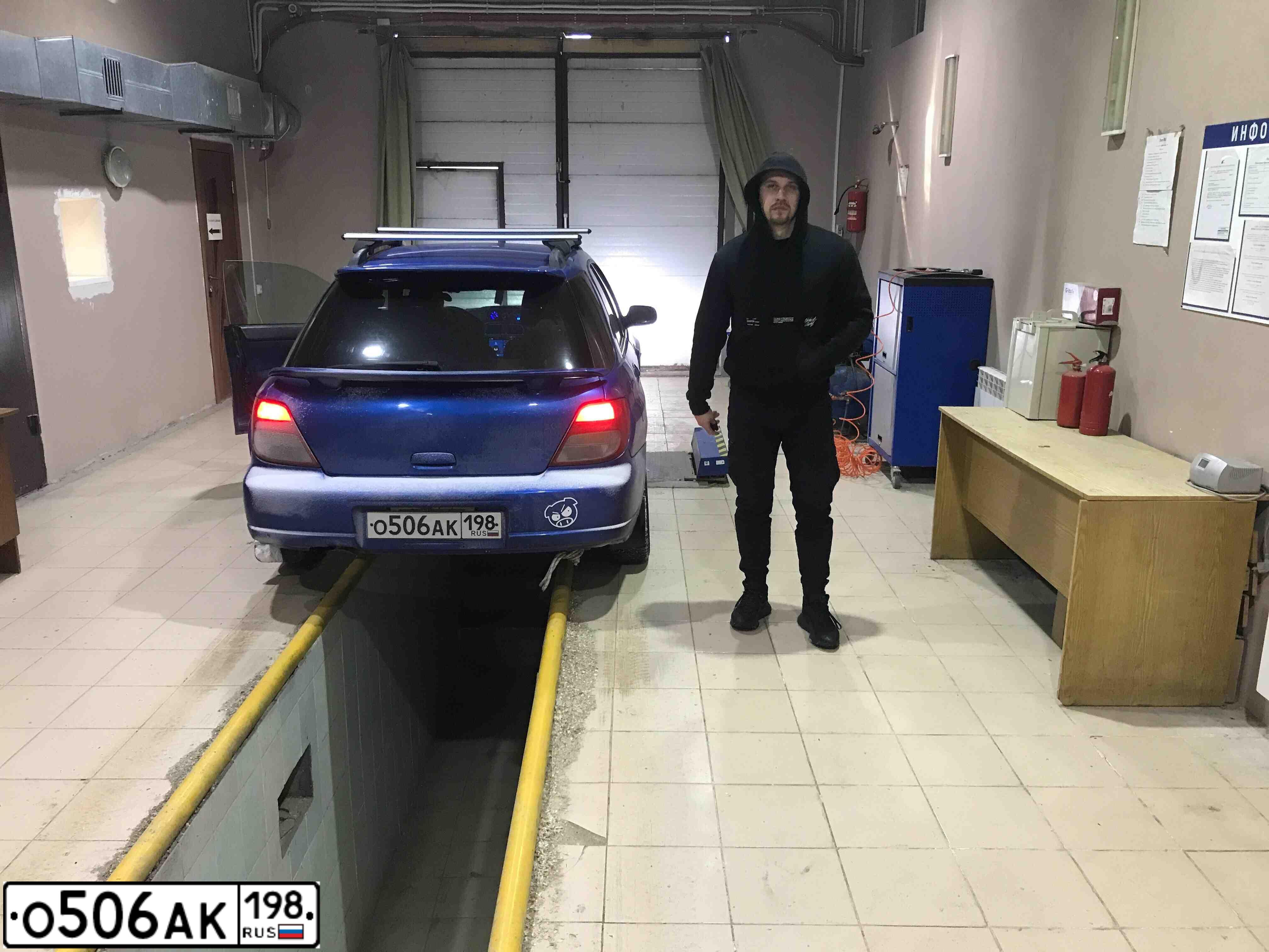 Фото автомобиля SUBARU IMPREZA, 2002 — госномер С646ОХ196. Цвет: синий