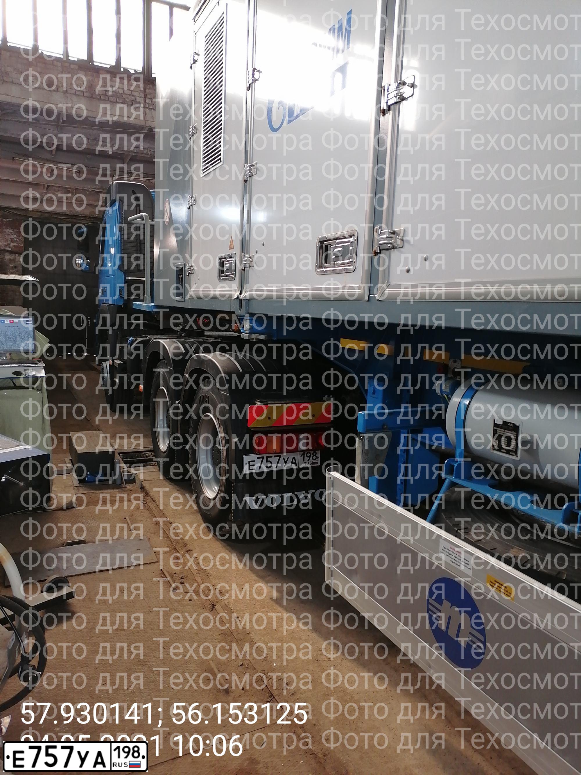 Фото автомобиля VOLVO SERIE FM /6X6/, 2019 — госномер Е757УА198. Цвет: СИНИЙ
