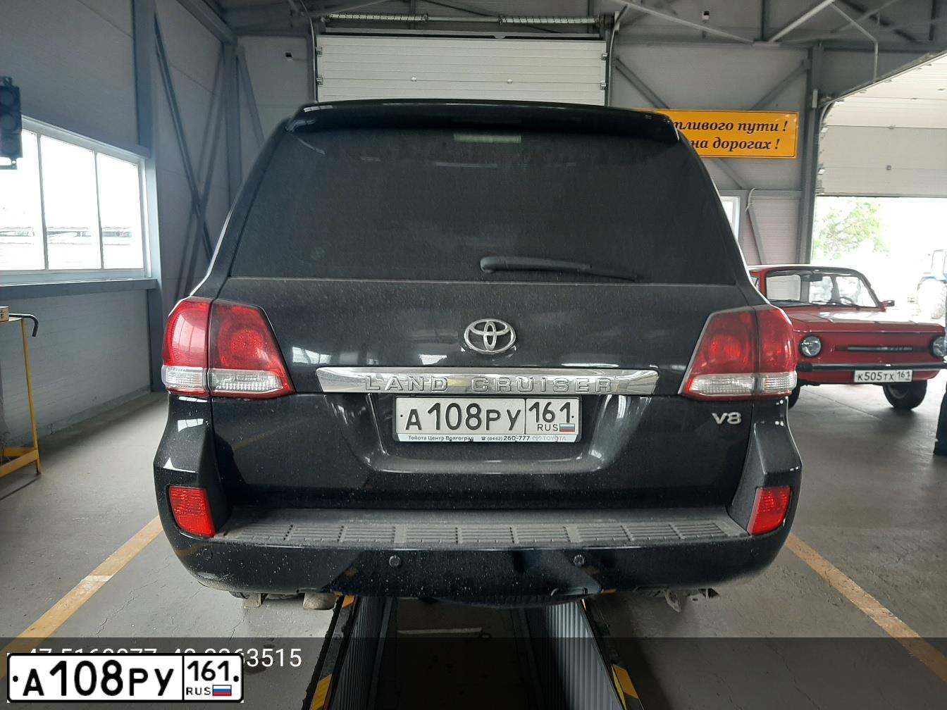 Фото автомобиля TOYOTA LANDCRUISER 200, 2011 — госномер А108РУ161. Цвет: ЧЕРНЫЙ