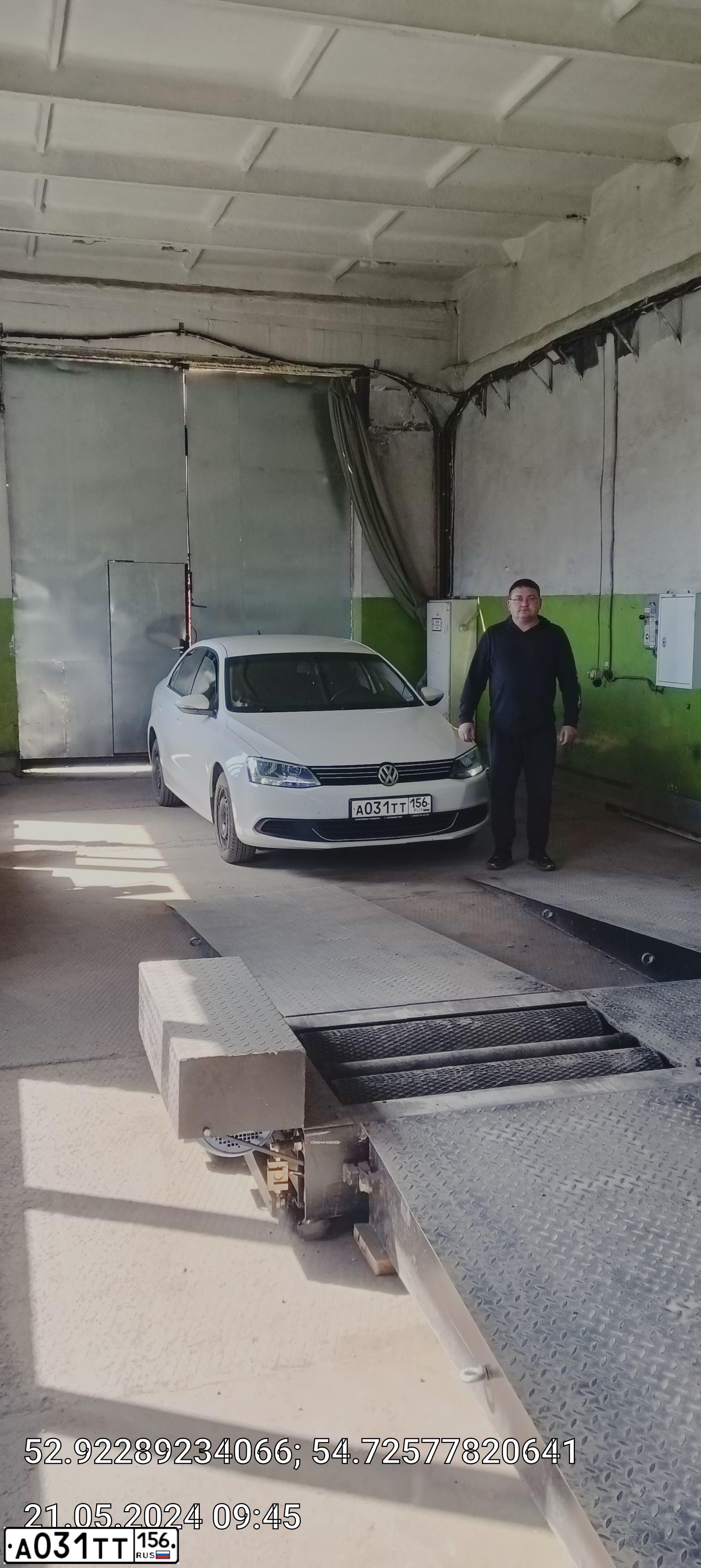 Фото автомобиля VOLKSWAGEN JETTA, 2013 — госномер Е034КВ156. Цвет: Белый