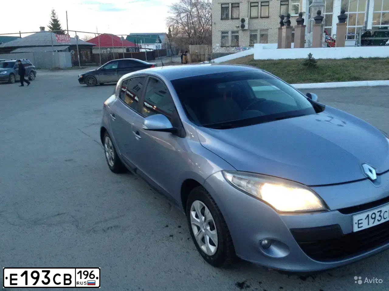 Фото автомобиля RENAULT MEGANE, 2008 — госномер Е193СВ196. Цвет: СЕРО-ГОЛУБОЙ