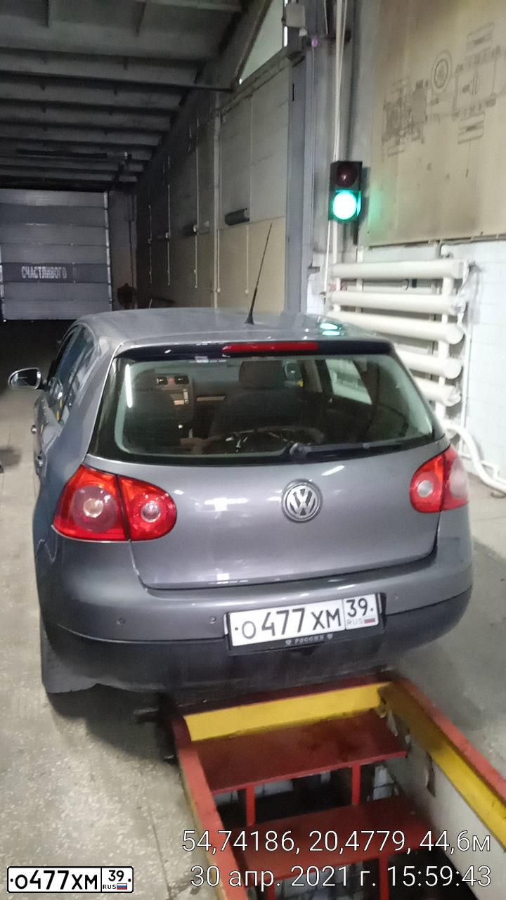 Фото автомобиля VOLKSWAGEN GOLF, 2007 — госномер О477ХМ39. Цвет: СЕРЫЙ