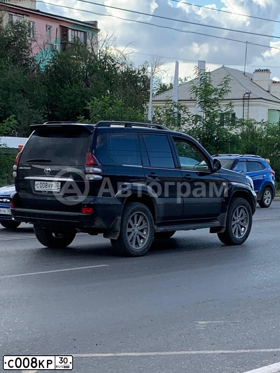 Фото автомобиля TOYOTA LANDCRUISER, 2006 — госномер С008КР30. Цвет: ЧЕРНЫЙ