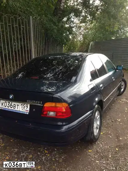Фото автомобиля BMW SERIE 5, 2001 — госномер М572ХС18. Цвет: синий