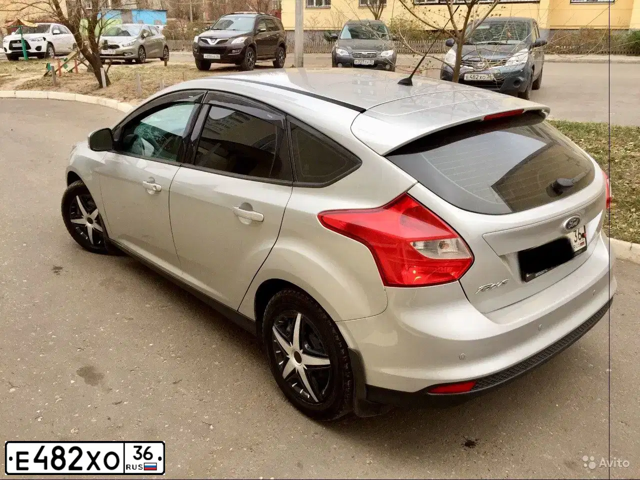 Фото автомобиля NISSAN NOTE, 2013 — госномер Е482ХО36. Цвет: Темно-синий
