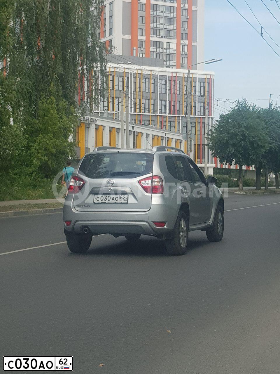Фото автомобиля NISSAN TERRANO, 2018 — госномер С030АО62. Цвет: СЕРЕБРИСТЫЙ