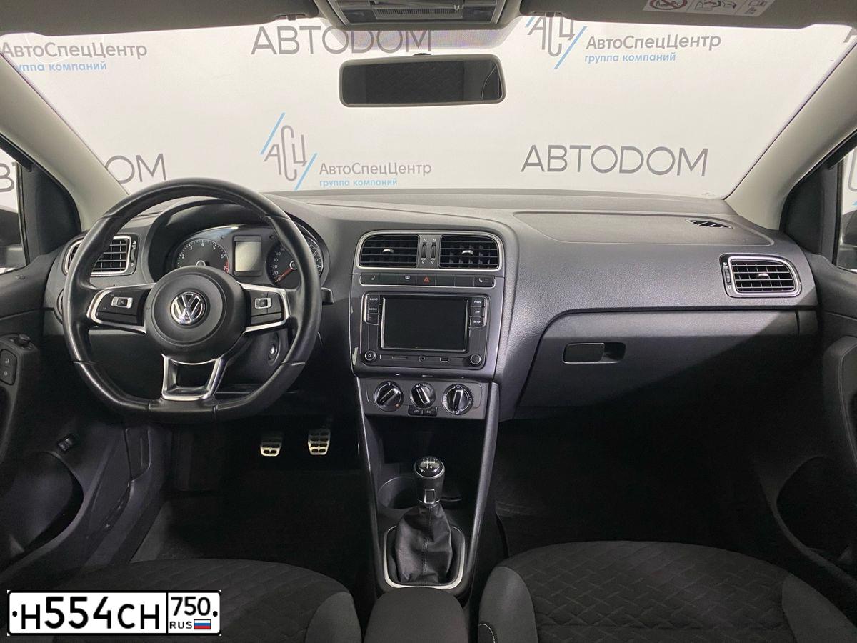 Фото автомобиля VOLKSWAGEN POLO, 2018 — госномер Н554СН750. Цвет: Коричневый