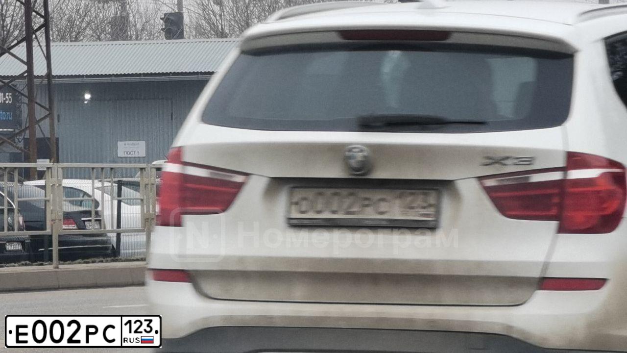 Фото автомобиля KIA RIO, 2015 — госномер Е002РС123. Цвет: Белый
