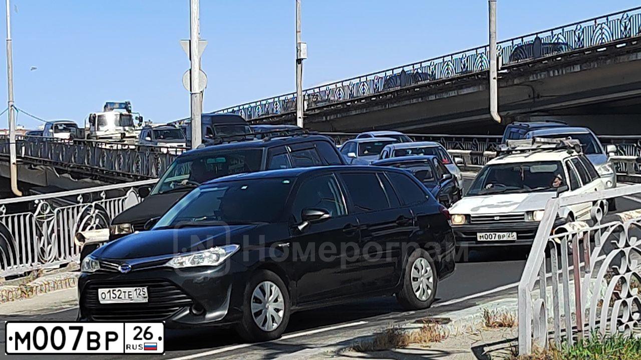 Фото автомобиля VOLKSWAGEN TOUAREG, 2008 — госномер М007ВР26. Цвет: ЧЕРНЫЙ