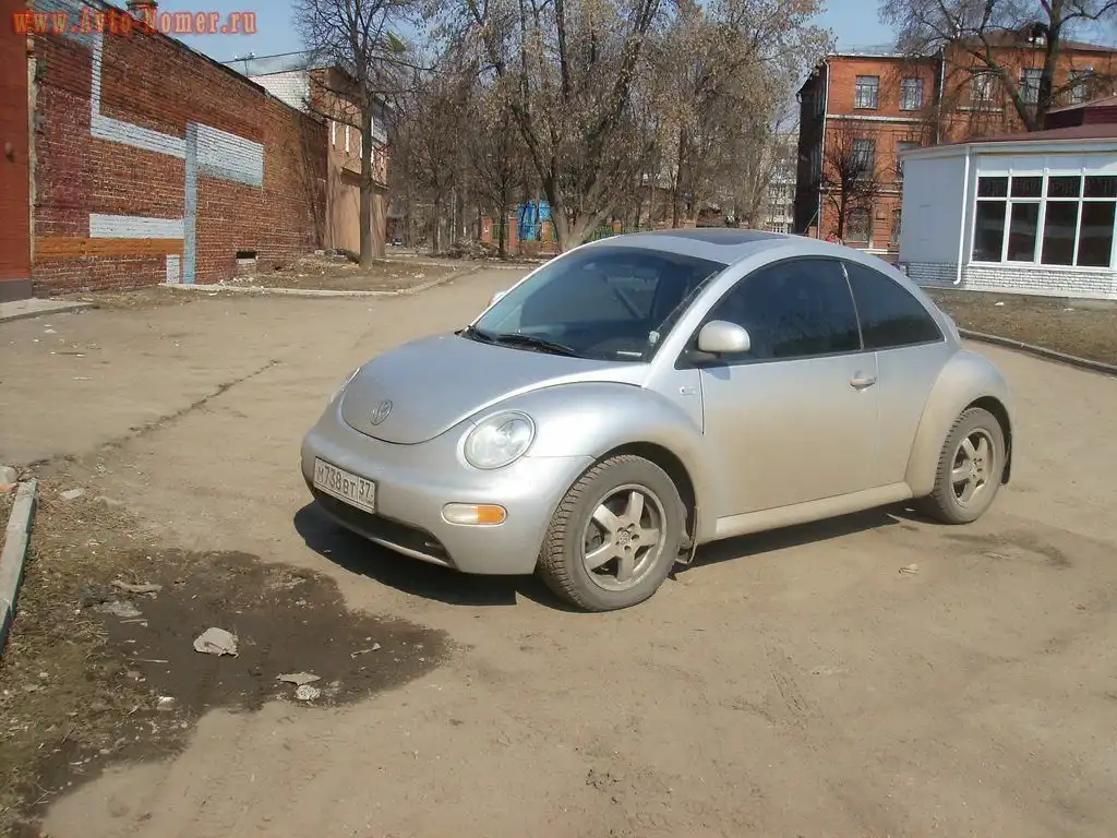 Фото автомобиля VOLKSWAGEN BEETLE, 2000 — госномер Е958РН33. Цвет: Белый