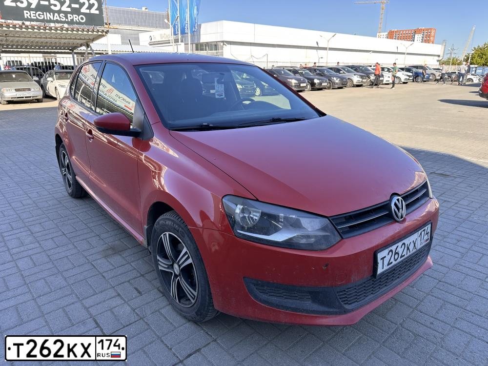 Фото автомобиля VOLKSWAGEN POLO, 2010 — госномер Т413ЕО774. Цвет: Красновато-Оранжевый