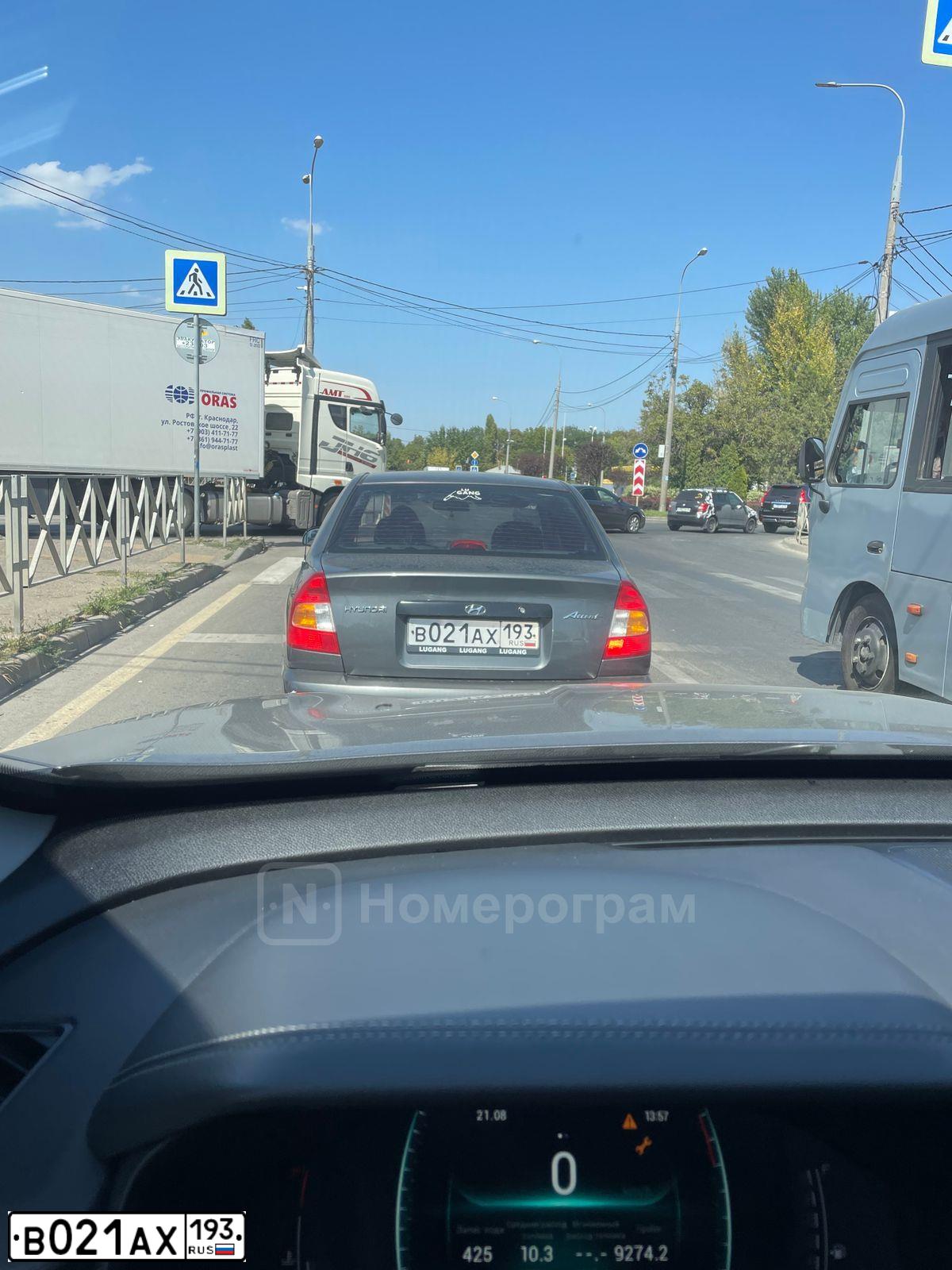 Фото автомобиля TAGAZ ACCENT, 2005 — госномер В021АХ193. Цвет: СЕРЫЙ