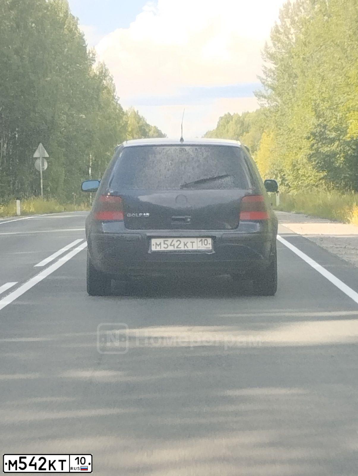 Фото автомобиля VOLKSWAGEN GOLF, 2001 — госномер М542КТ10. Цвет: СИНИЙ