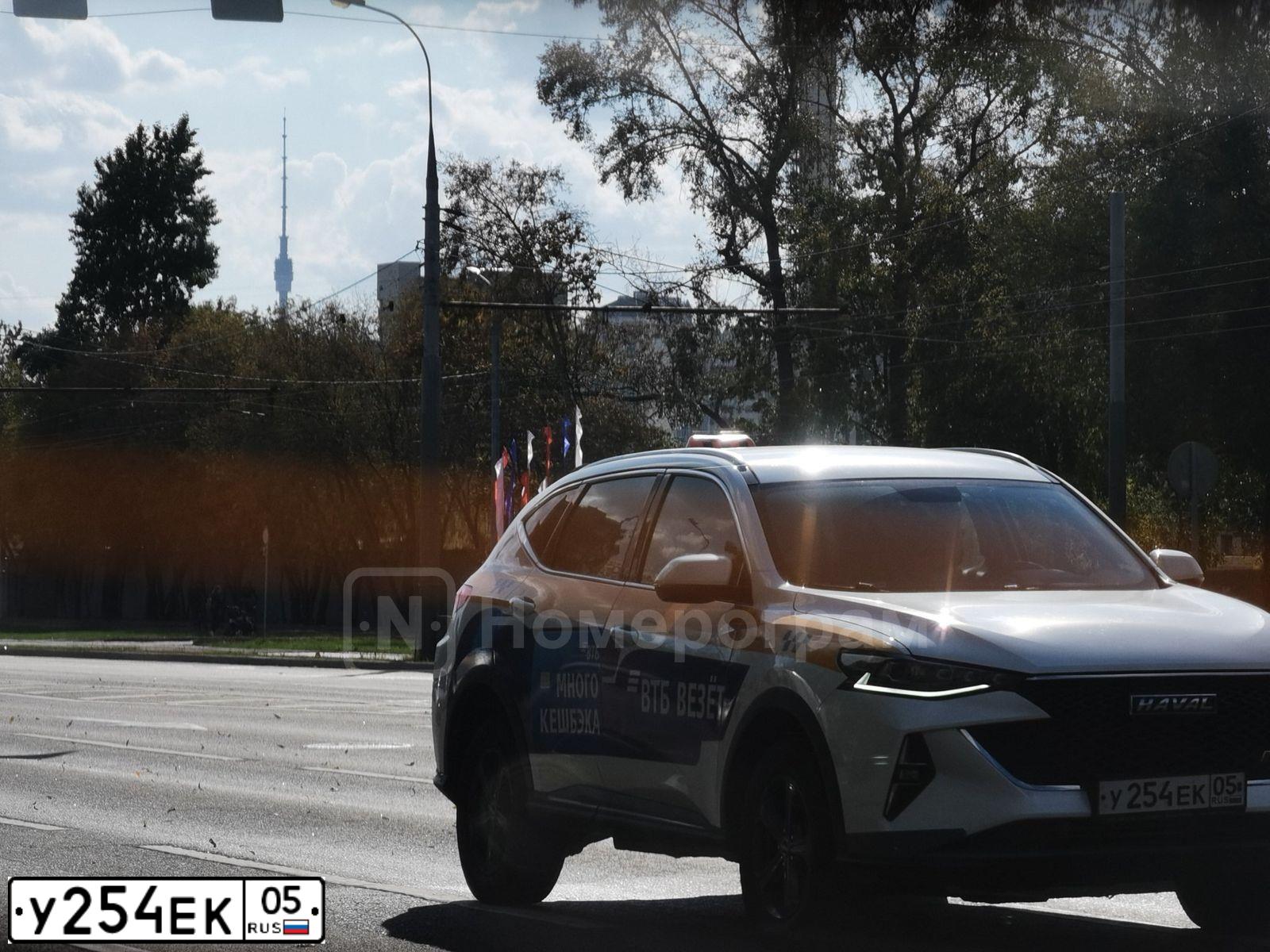 Фото автомобиля HAVAL F7, 2023 — госномер У254ЕК05. Цвет: Белый Желтый Серый