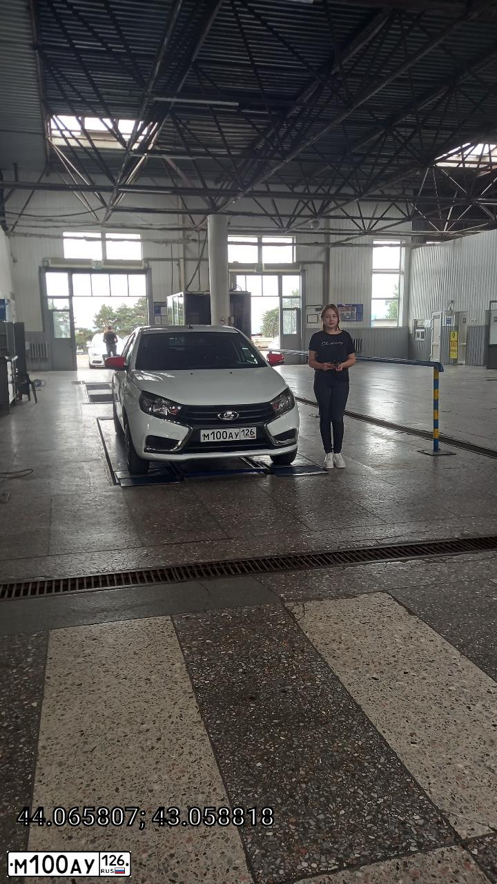 Фото автомобиля LADA VESTA GFL110, 2021 — госномер М100АУ126. Цвет: Белый