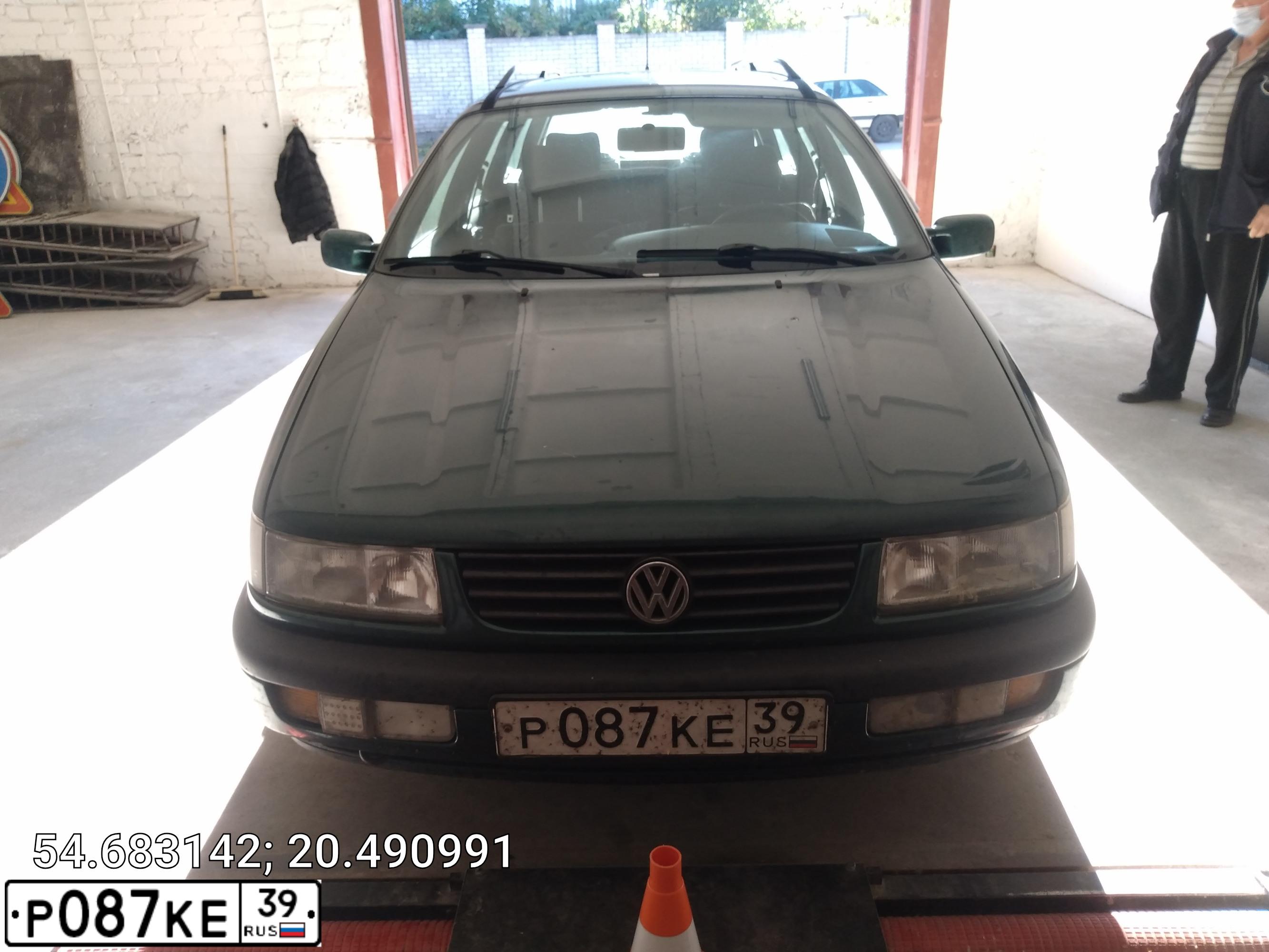 Фото автомобиля VOLKSWAGEN PASSAT, 1989 — госномер Р087КЕ39. Цвет: ЗЕЛЕНЫЙ