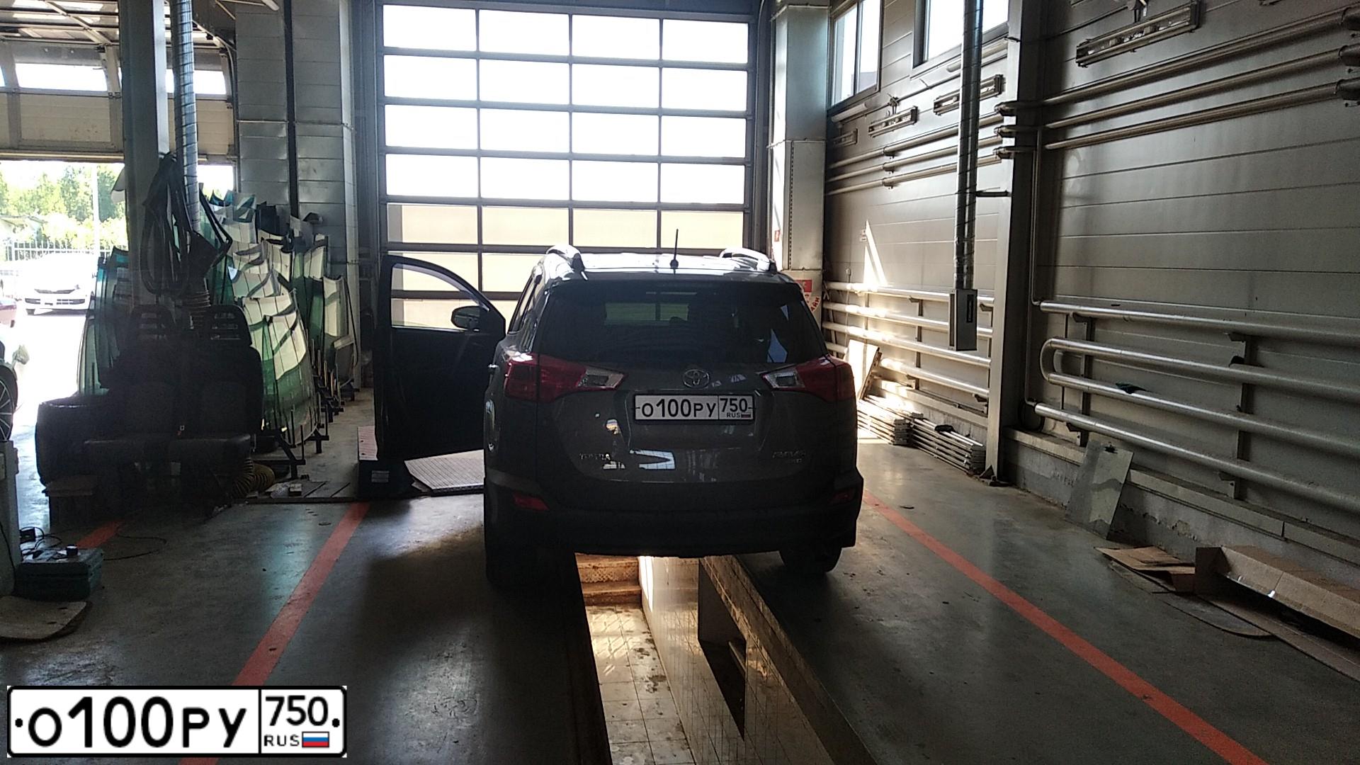 Фото автомобиля TOYOTA RAV4, 2015 — госномер О100РУ750. Цвет: бронзовый