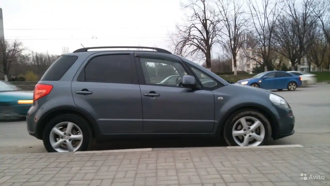 Фото автомобиля SUZUKI SX 4, 2008 — госномер Е369ЕС199. Цвет: СЕРЫЙ