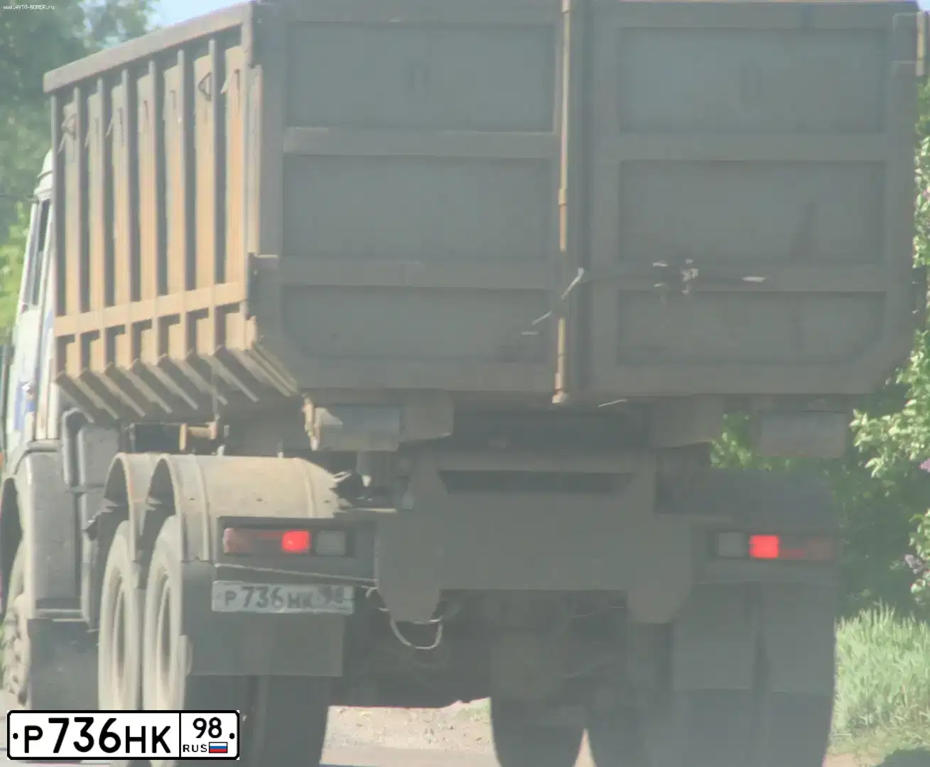 Фото автомобиля KAMAZ 5320 /6X4/, 2003 — госномер Р736НК98. Цвет: СВЕТЛО-ДЫМЧАТЫЙ