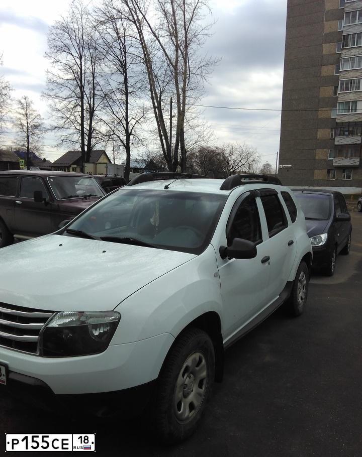 Фото автомобиля RENAULT DUSTER, 2014 — госномер Р155СЕ18. Цвет: Белый