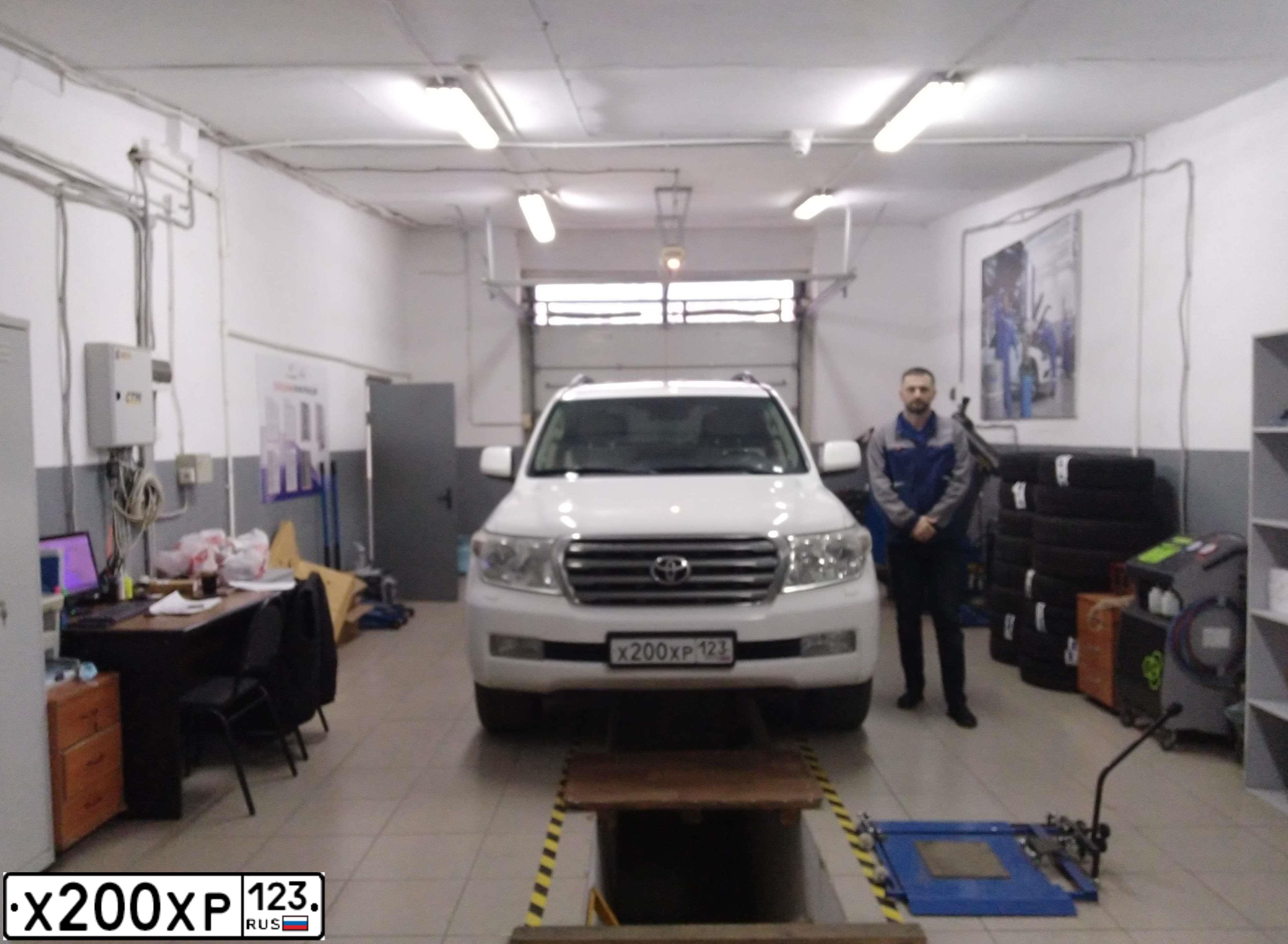 Фото автомобиля TOYOTA LANDCRUISER 200, 2009 — госномер Н216НТ126. Цвет: Белый