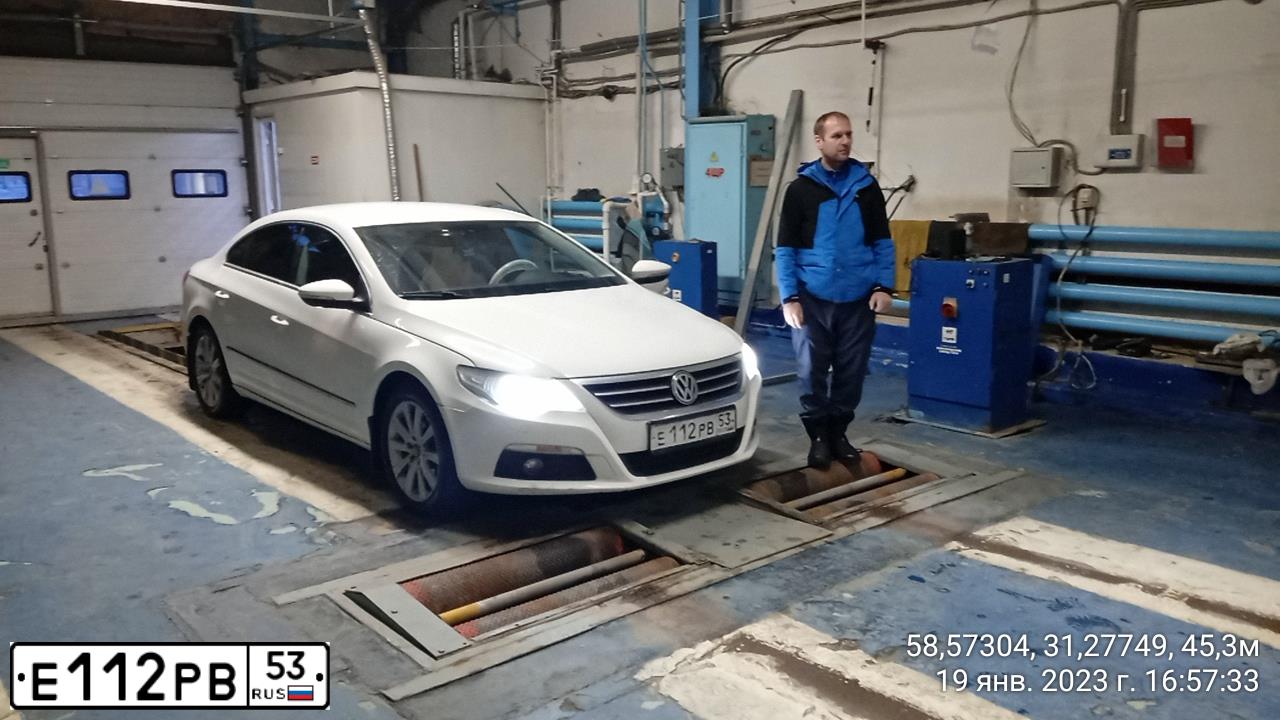 Фото автомобиля VOLKSWAGEN PASSAT, 2011 — госномер Е112РВ53. Цвет: Белый