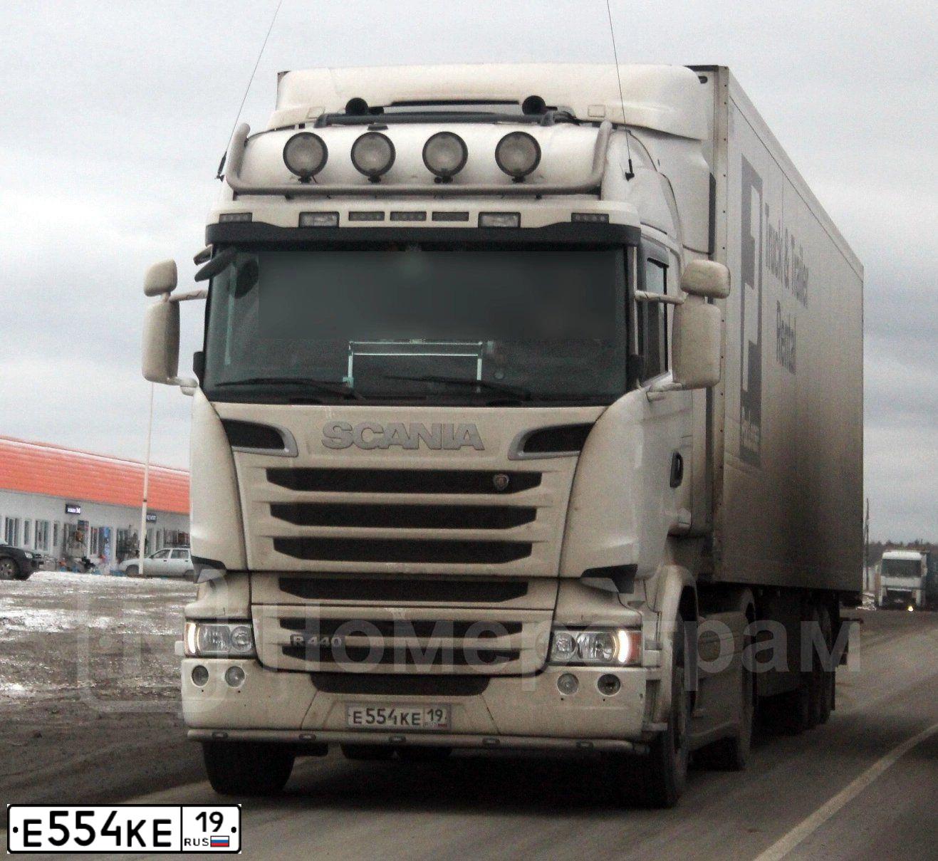 Фото автомобиля SCANIA SERIE R /4X2/, 2015 — госномер Е554КЕ19. Цвет: БЕЛЫЙ