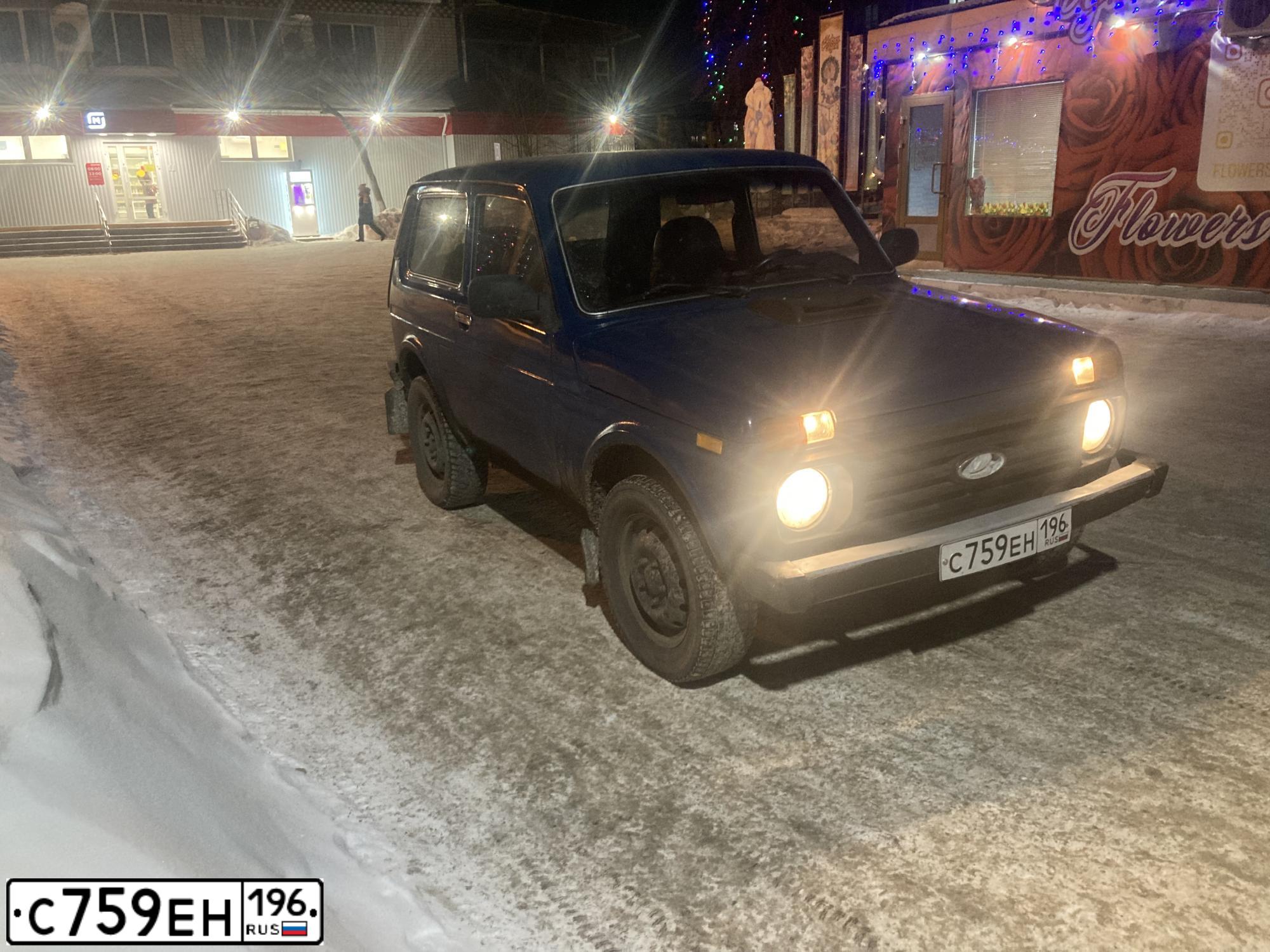 Фото автомобиля LADA 2121 NIVA, 2012 — госномер Т484СЕ196. Цвет: СИНЕ-ЗЕЛЕНЫЙ