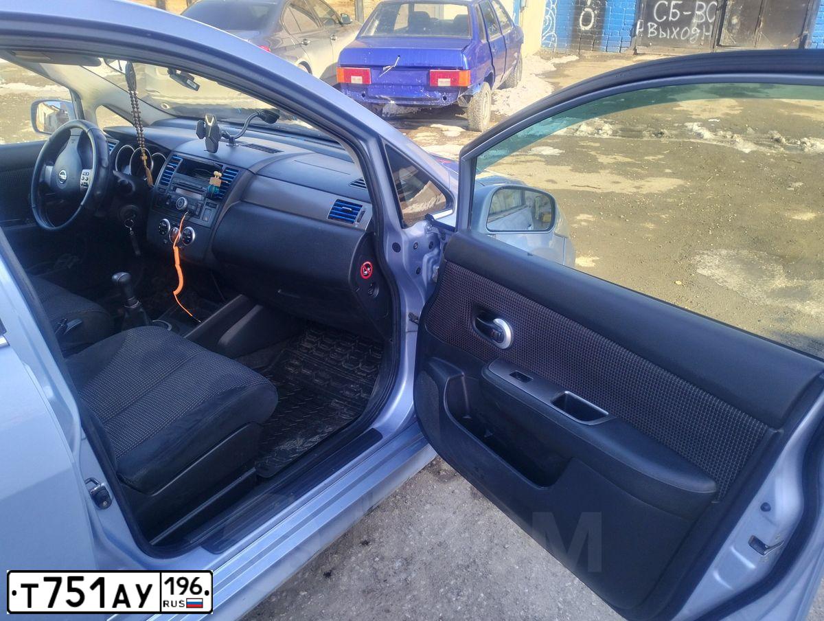 Фото автомобиля NISSAN TIIDA, 2011 — госномер Т751АУ196. Цвет: СВЕЛО-ГОЛУБОЙ