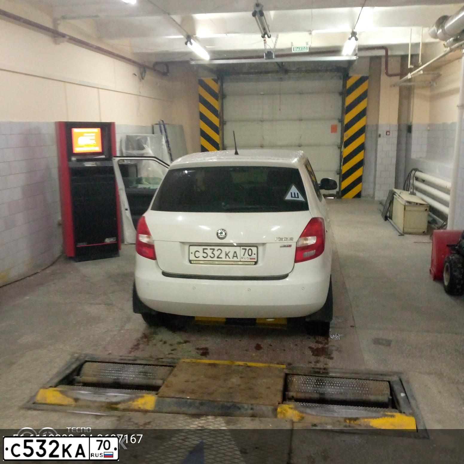 Фото автомобиля SKODA FABIA, 2011 — госномер С532КА70. Цвет: Белый
