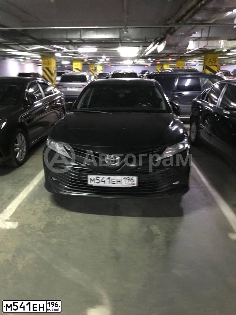 Фото автомобиля TOYOTA CAMRY, 2019 — госномер М541ЕН196. Цвет: ЧЕРНЫЙ МЕТАЛИК