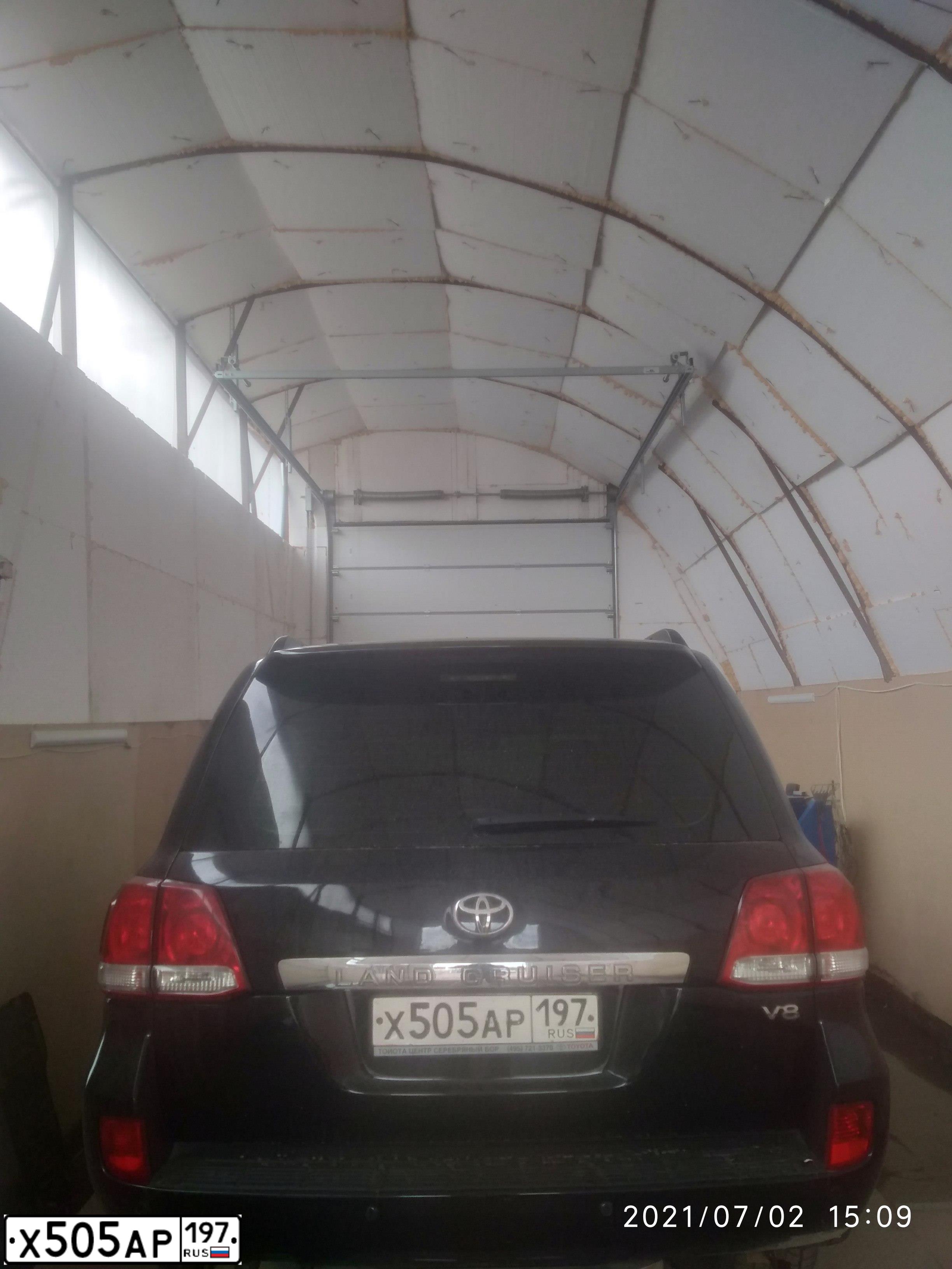 Фото автомобиля TOYOTA LANDCRUISER 200, 2008 — госномер Х505АР197. Цвет: ЧЕРНЫЙ