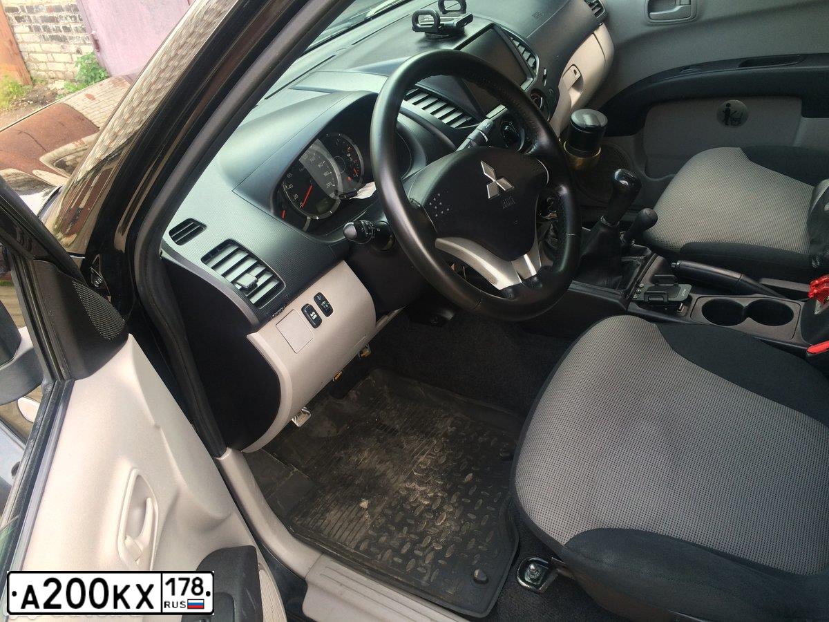 Фото автомобиля MITSUBISHI L200, 2010 — госномер В708ЕХ76. Цвет: ЧЕРНЫЙ