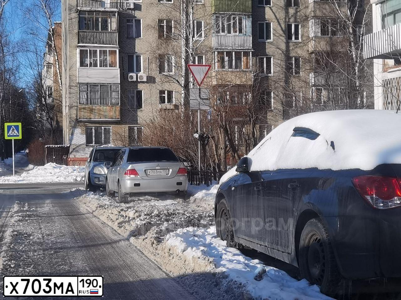 Фото автомобиля MITSUBISHI LANCER, 2007 — госномер Х703МА190. Цвет: СЕРЫЙ