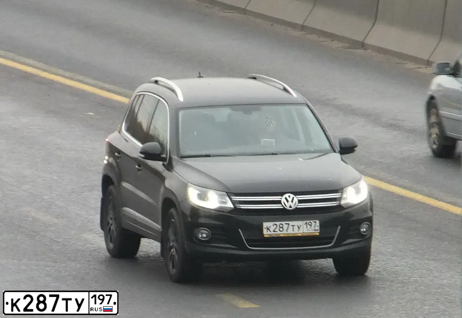 Фото автомобиля VOLKSWAGEN TIGUAN, 2012 — госномер К287ТУ197. Цвет: ЧЕРНЫЙ