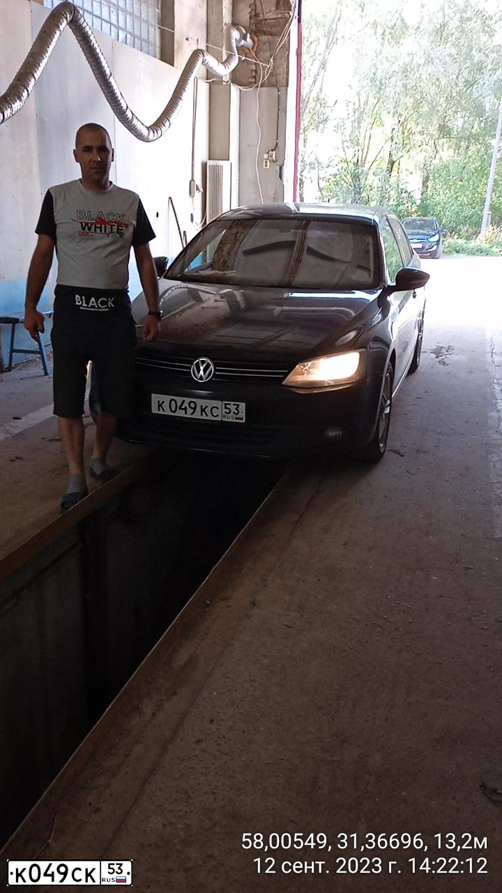 Фото автомобиля VOLKSWAGEN JETTA, 2013 — госномер К049СК53. Цвет: ЧЕРНЫЙ