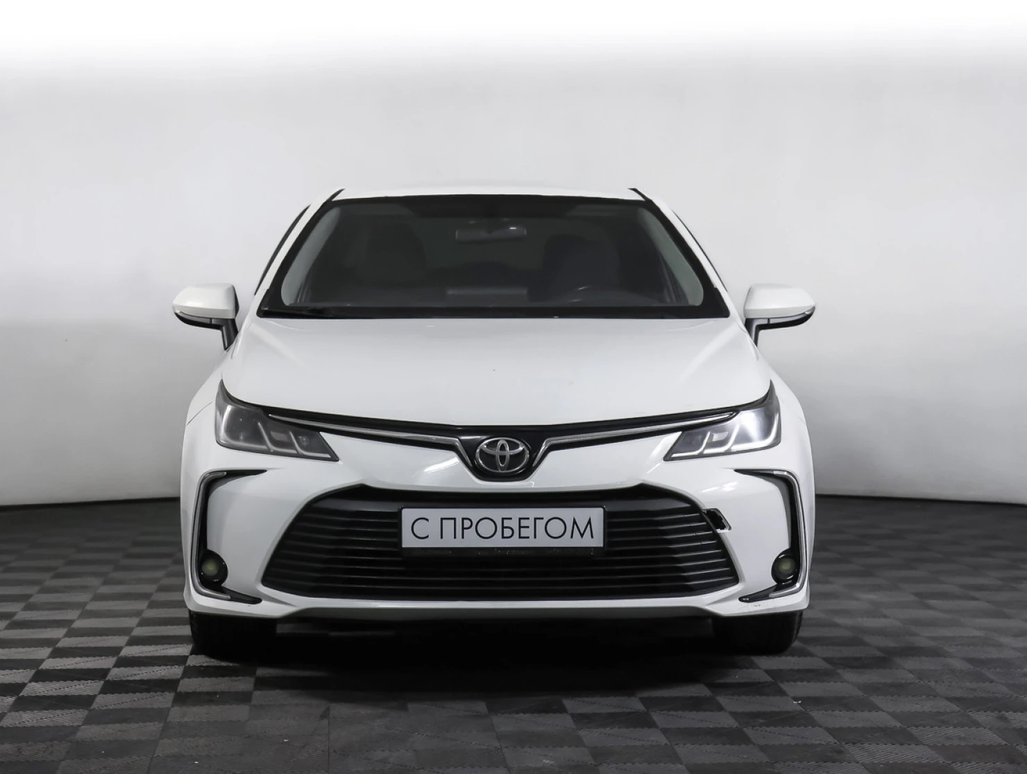 Фото автомобиля TOYOTA COROLLA, 2019 — госномер О105СК799. Цвет: БЕЛЫЙ