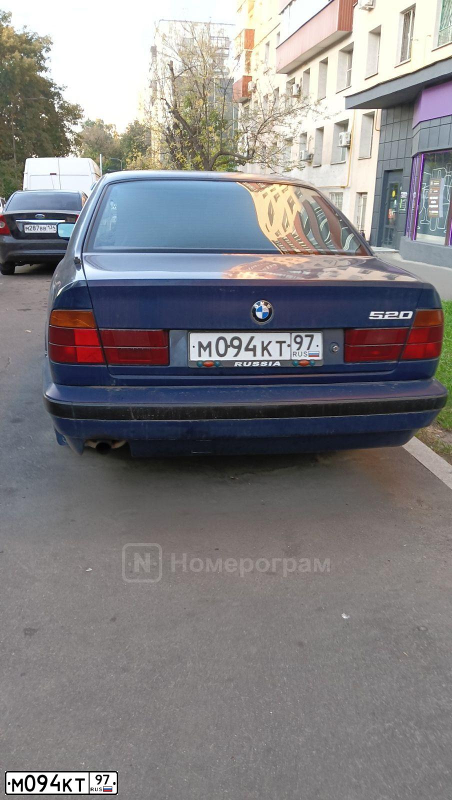 Фото автомобиля BMW SERIE 5, 1991 — госномер М094КТ97. Цвет: СИНИЙ