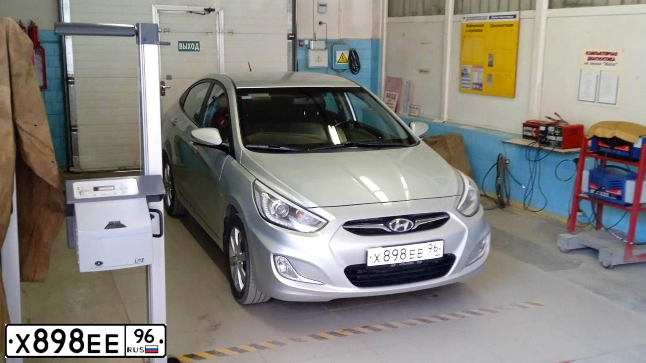 Фото автомобиля KIA RIO, 2013 — госномер Х898ЕЕ96. Цвет: БЕЖЕВЫЙ