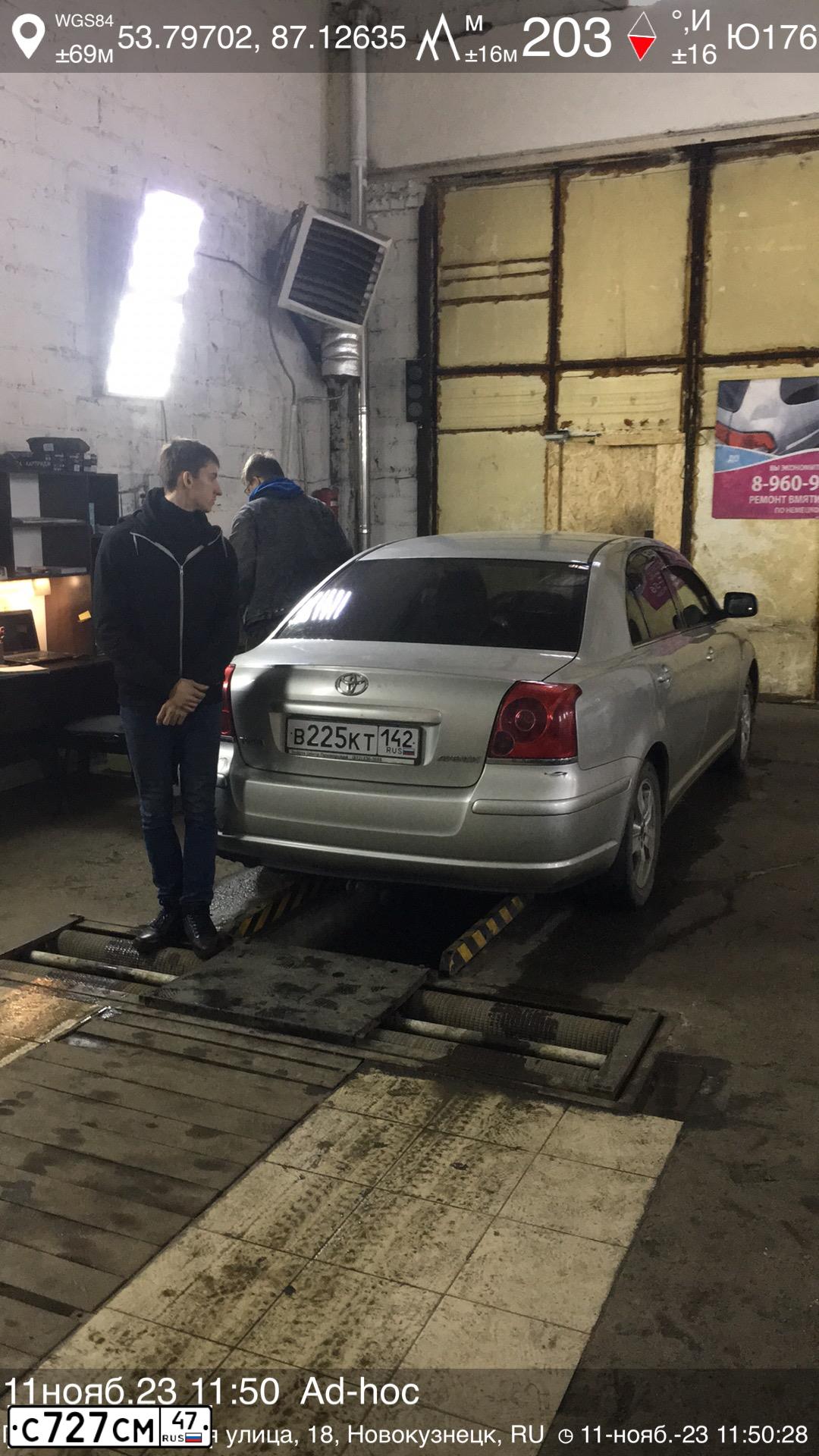 Фото автомобиля TOYOTA AVENSIS, 2005 — госномер С727СМ47. Цвет: СЕРЕБРИСТЫЙ